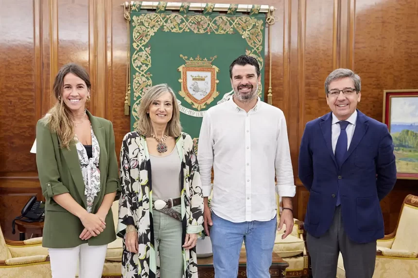 La alcaldesa de Pamplona, Cristina Ibarrola, se reúne con la Asociación Navarra de Familias Numerosas