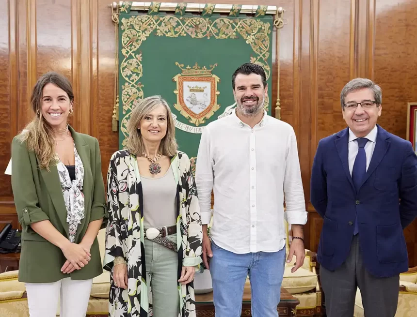 La alcaldesa de Pamplona, Cristina Ibarrola, se reúne con la Asociación Navarra de Familias Numerosas