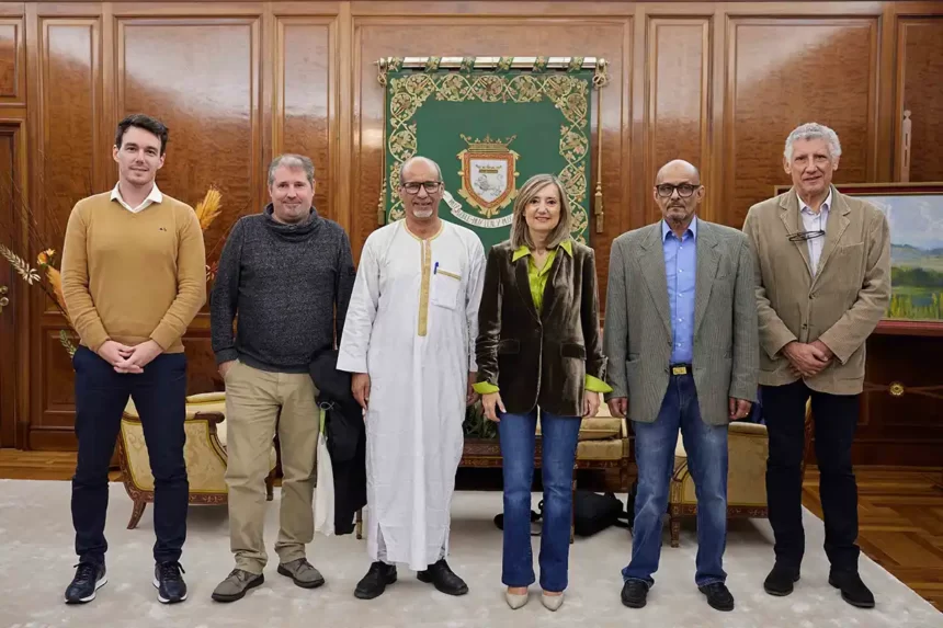 La alcaldesa de Pamplona recibe al presidente de la Media Luna Roja Saharaui, que acude a la Casa Consistorial a agradecer casi tres décadas de apoyo