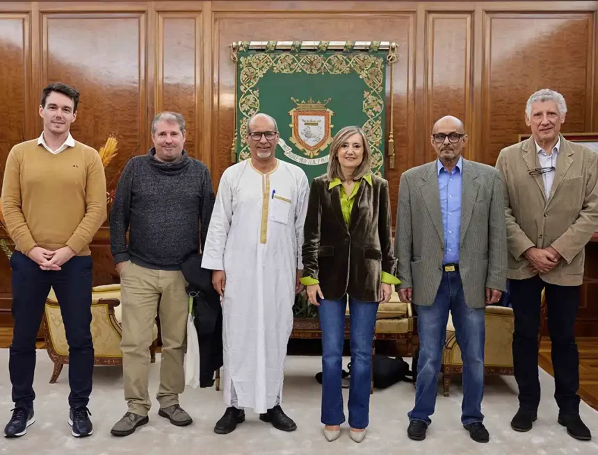 La alcaldesa de Pamplona recibe al presidente de la Media Luna Roja Saharaui, que acude a la Casa Consistorial a agradecer casi tres décadas de apoyo