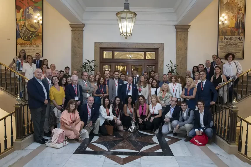 La alcaldesa Cristina Ibarrola recibe a participantes en la reunión anual del programa Alumni promovida por la Universidad Pública de Navarra en Pamplona