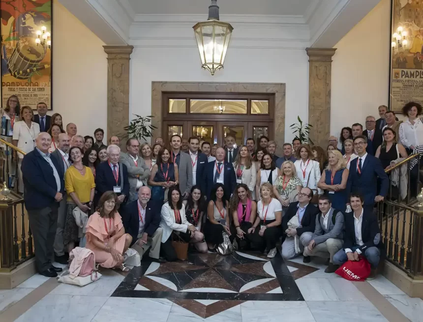 La alcaldesa Cristina Ibarrola recibe a participantes en la reunión anual del programa Alumni promovida por la Universidad Pública de Navarra en Pamplona