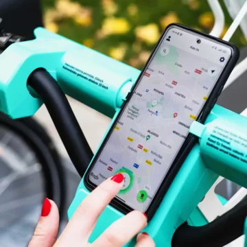 Las familias monoparentales de Pamplona tendrán tarifas bonificadas en un 50% para utilizar el sistema municipal de alquiler de bicicletas eléctricas