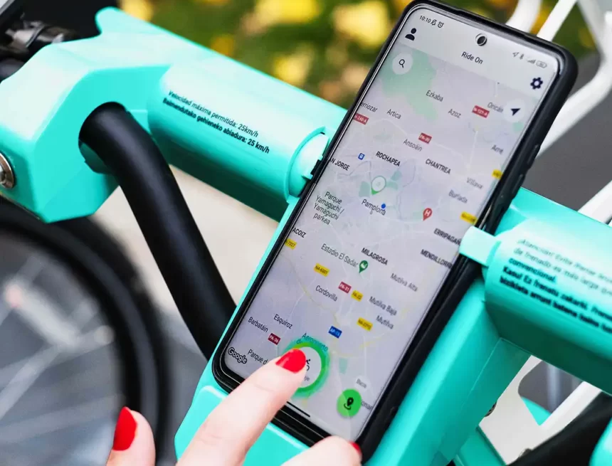 Las familias monoparentales de Pamplona tendrán tarifas bonificadas en un 50% para utilizar el sistema municipal de alquiler de bicicletas eléctricas