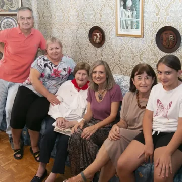 La alcaldesa Cristina Ibarrola felicita a María Luisa San Juan Suárez, que hoy cumple 100 años