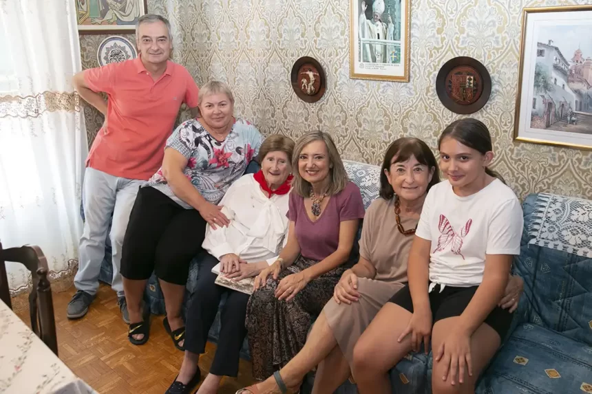 La alcaldesa Cristina Ibarrola felicita a María Luisa San Juan Suárez, que hoy cumple 100 años