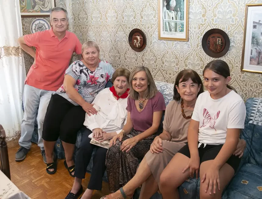 La alcaldesa Cristina Ibarrola felicita a María Luisa San Juan Suárez, que hoy cumple 100 años
