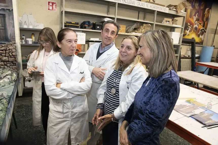 La alcaldesa conoce el trabajo que la Asociación de Belenistas de Pamplona está realizando para elaborar el belén que se expondrá en el zaguán de la Casa Consistorial