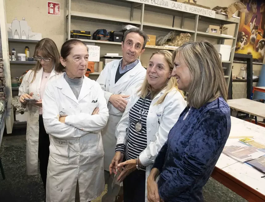 La alcaldesa conoce el trabajo que la Asociación de Belenistas de Pamplona está realizando para elaborar el belén que se expondrá en el zaguán de la Casa Consistorial