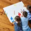 niños pintando