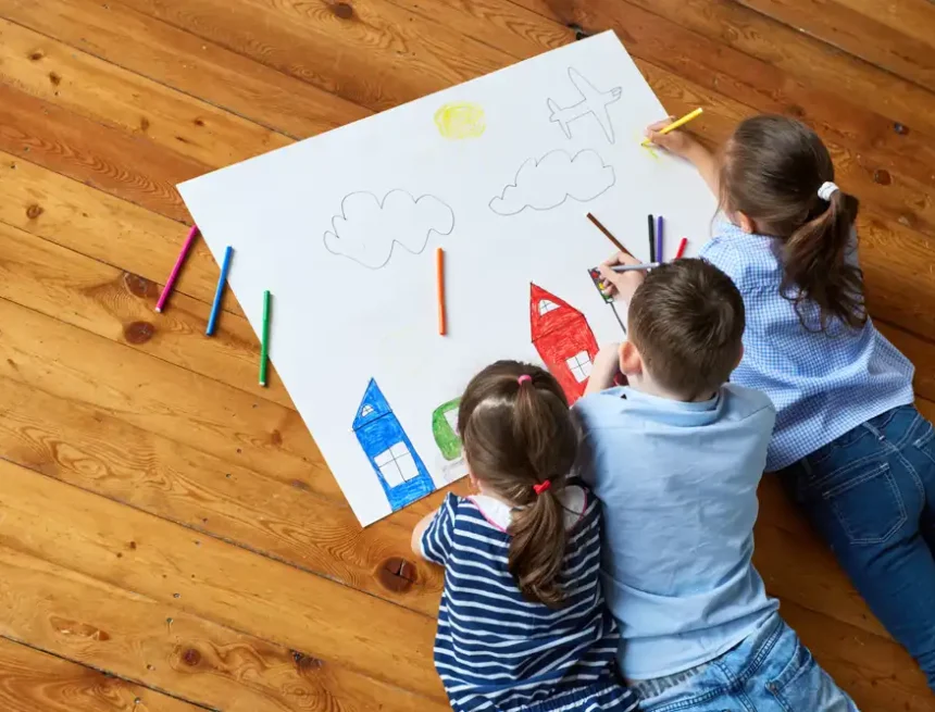 niños pintando