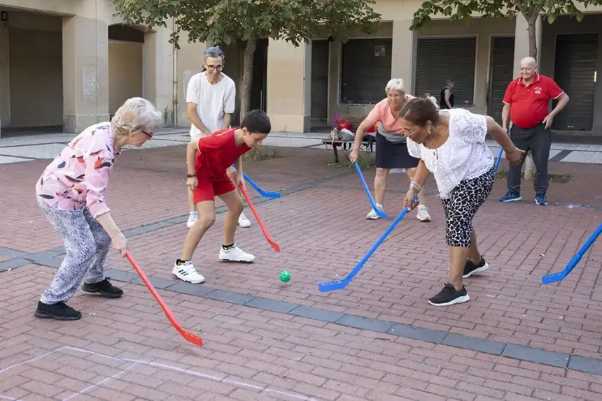 Mayores y pequeños participan esta semana en una nueva edición de las ‘Olimpiadas intergeneracionales’ en distintos barrios de Pamplona