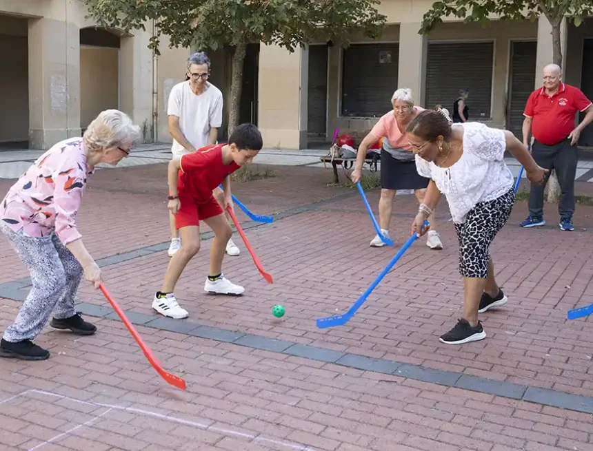 Mayores y pequeños participan esta semana en una nueva edición de las ‘Olimpiadas intergeneracionales’ en distintos barrios de Pamplona