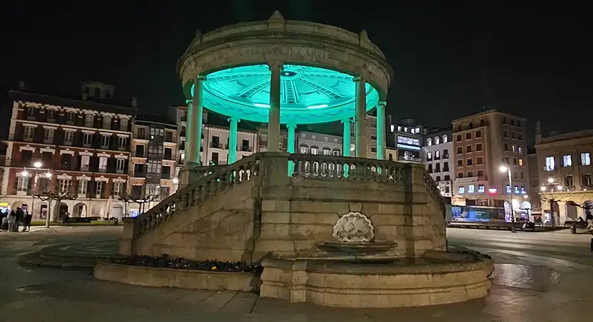 iluminación kiosco verde plaza del castillo