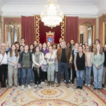 visita guiada y saludo concejales a jovenes de nueva aquitania