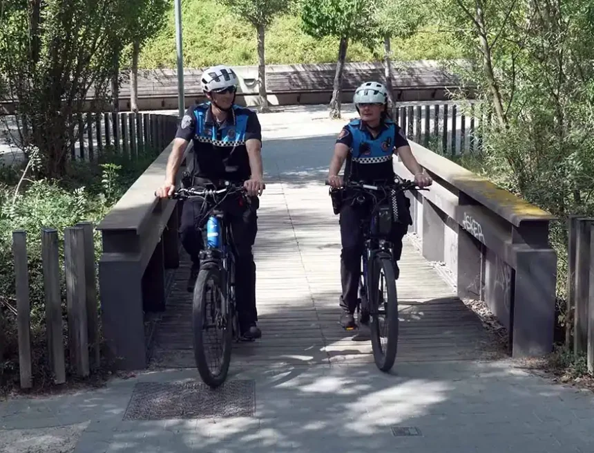 policía local en bici