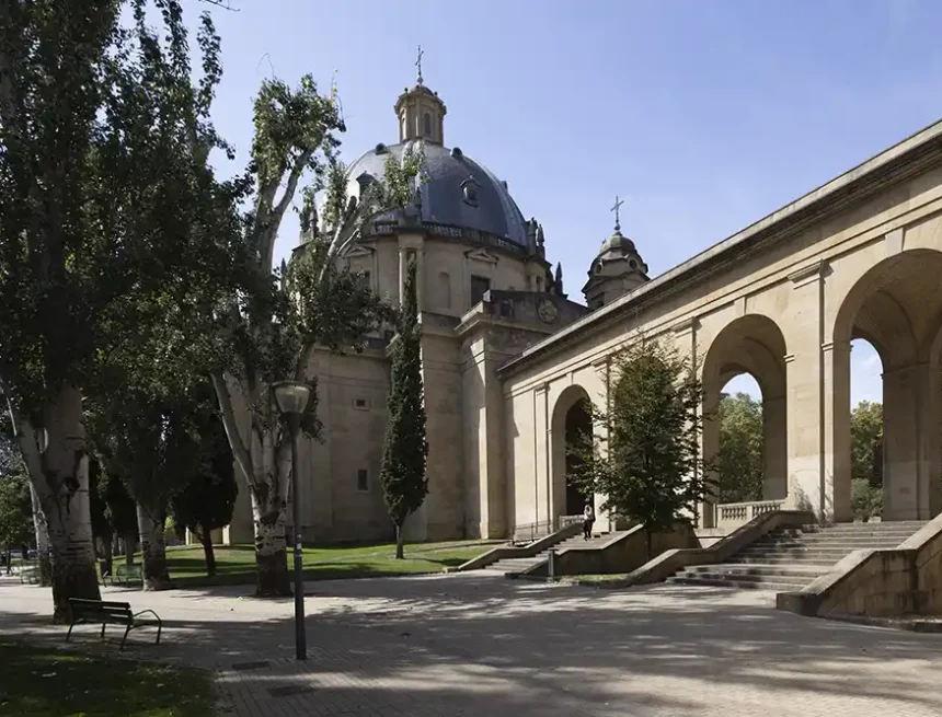 monumento a los caídos pamplona