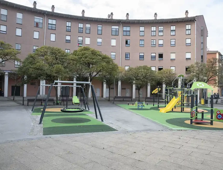visita instalación juegos infantiles plaza iturriotzaga