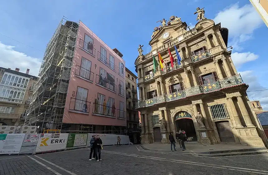 Lona personajes Pamplona