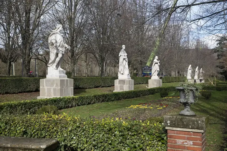 colocación estatuas taconera