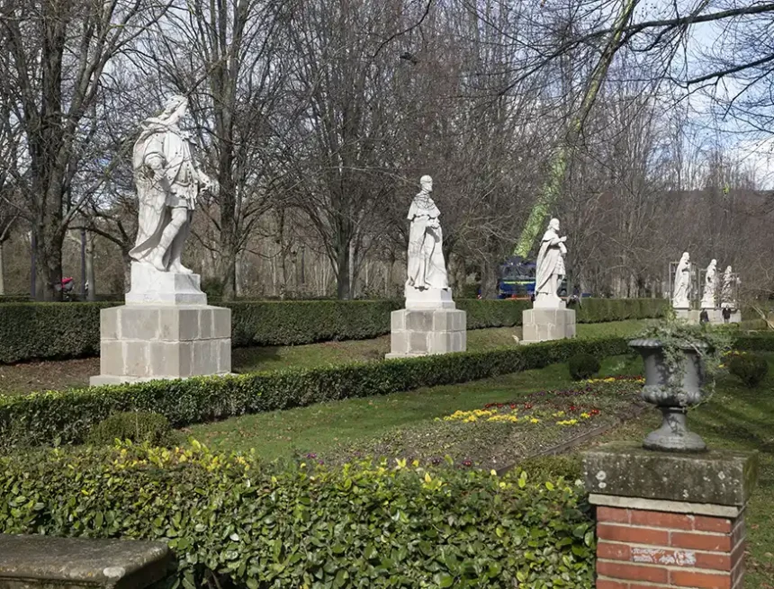 colocación estatuas taconera