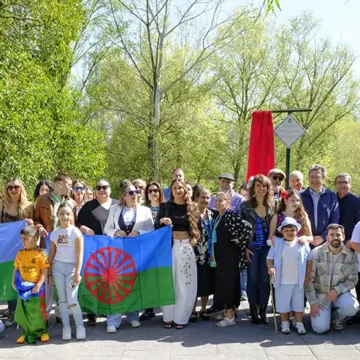 colocación placa reconocimiento pueblo gitano