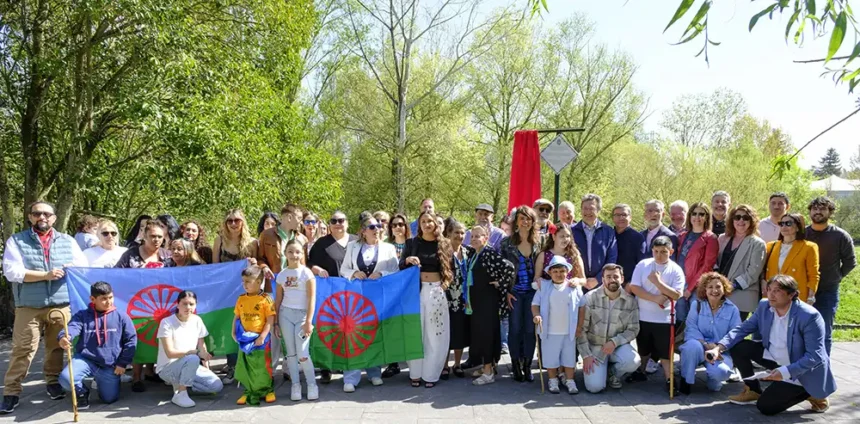 colocación placa reconocimiento pueblo gitano
